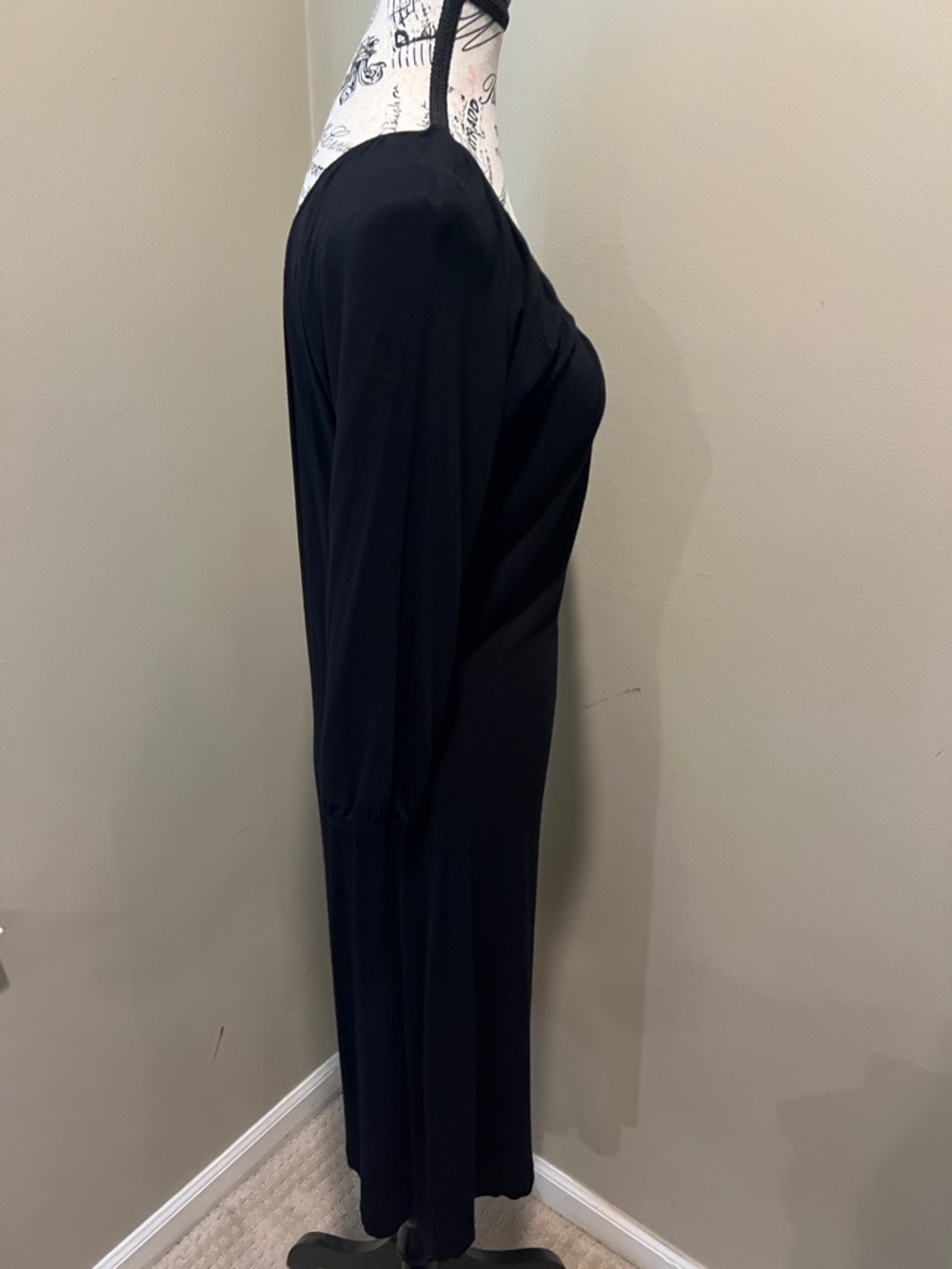 Neiman Marcus Black Scoop-Neck Midi Dress with Three-Quarter Sleeves - Picture 6 of 7